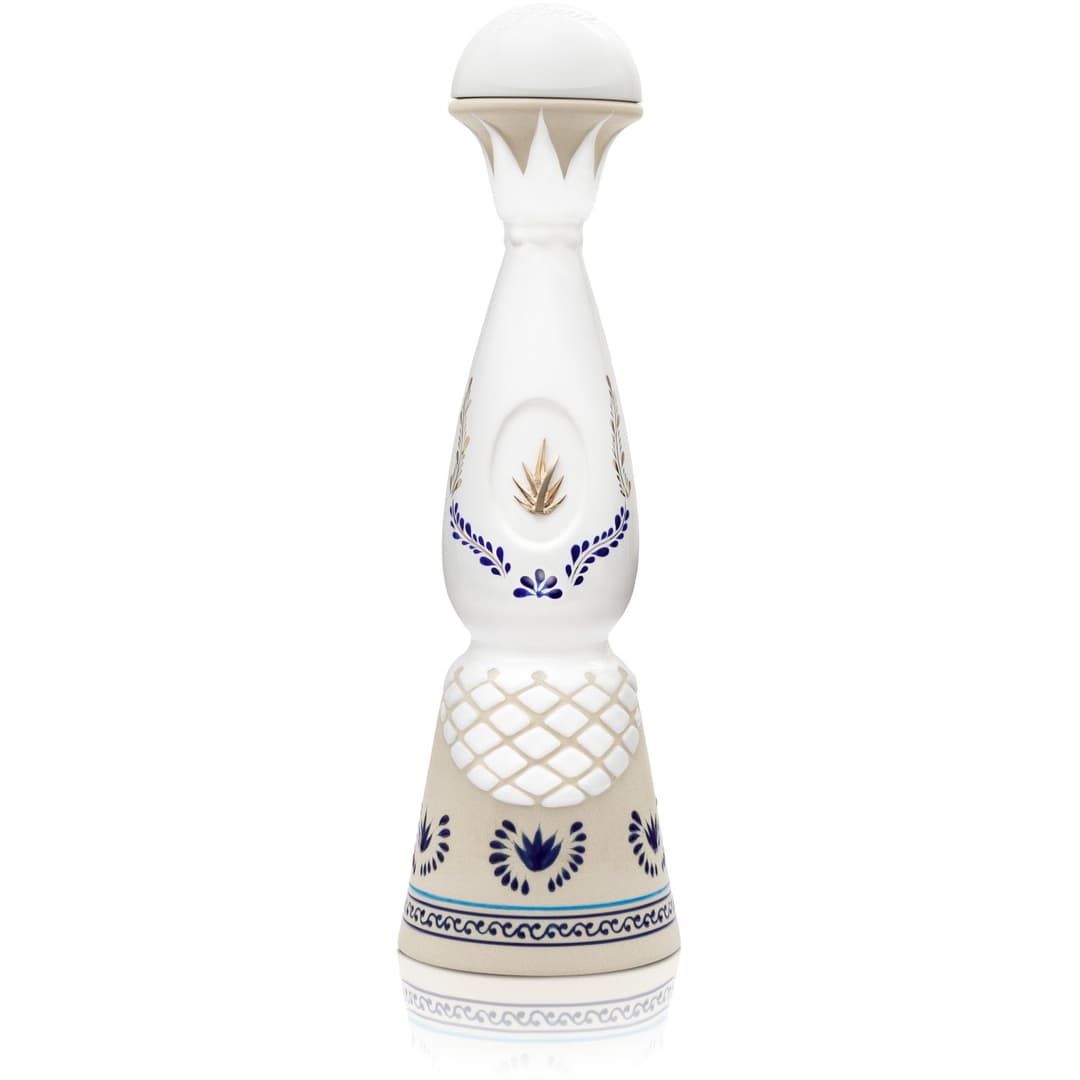 Clase Azul Tequila Añejo : A tribute to its own creation, Clase Azul Tequila Añejo embodies a long journey from agave to tequila, through a subtly nuanced taste and the symbolic elegance of its decanter.

