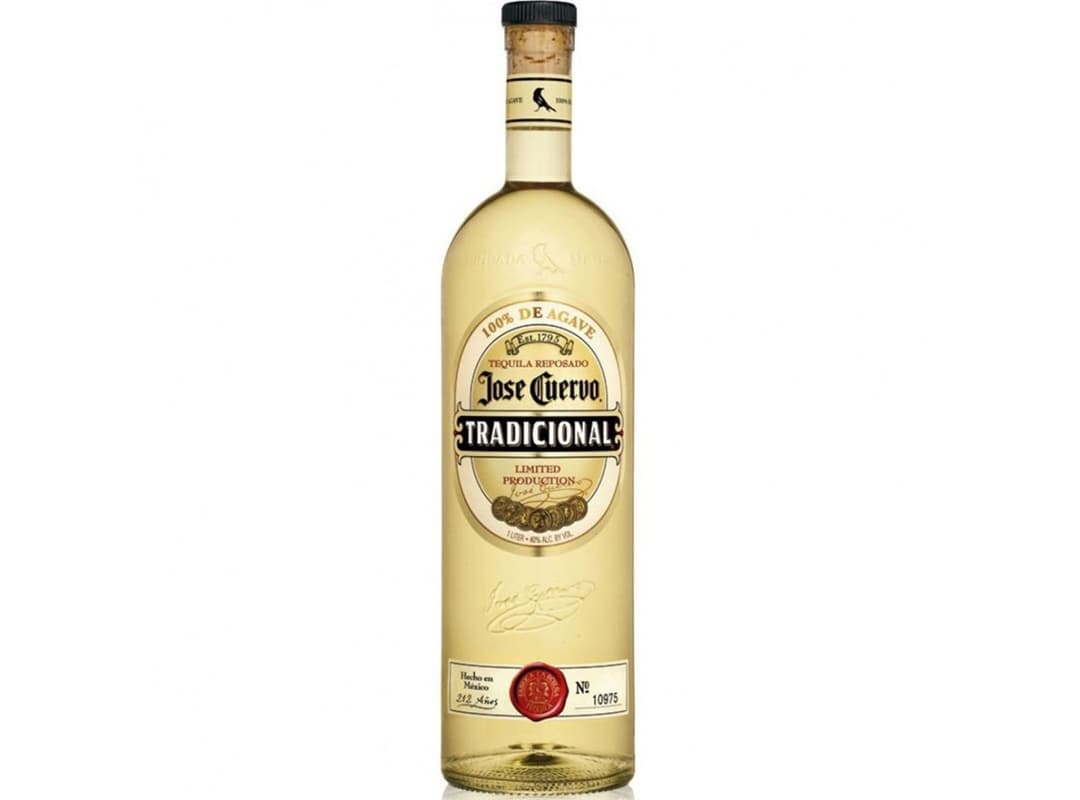 Tradicional Reposado : Aged in oak barrels for at least 2 months, with the smoothness and subtle complexity sought after by enthusiasts.

