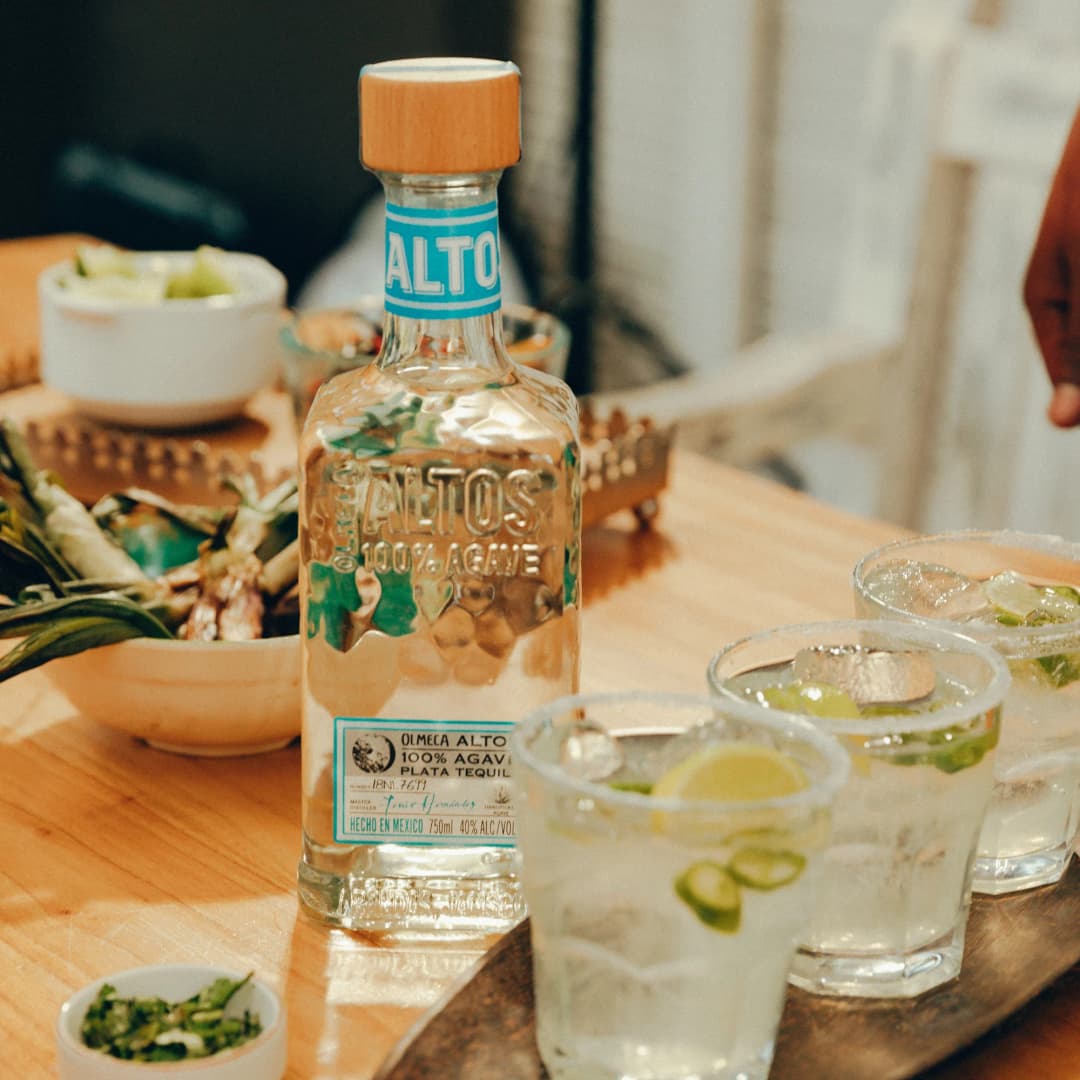 Olmeca Altos : Tequila premium élaborée dans la région de Los Altos de Jalisco au Mexique, à partir d'agaves bleus récoltés à maturité et transformés selon la méthode traditionnelle Tahona, offrant un profil aromatique riche, authentique et naturellement doux.