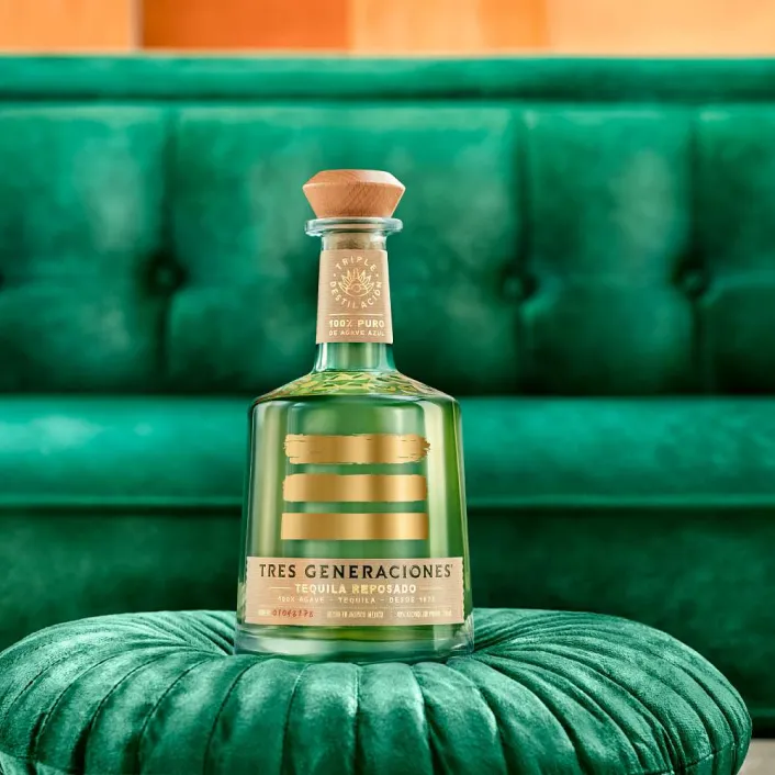 Tres Generaciones : Tequila ultra-premium élaborée à partir de 100 % d'agave Blue Weber et triple distillée pour une pureté exceptionnelle, célébrant l'héritage de la famille Sauza et plus de 150 ans d'innovation dans l'univers du tequila.