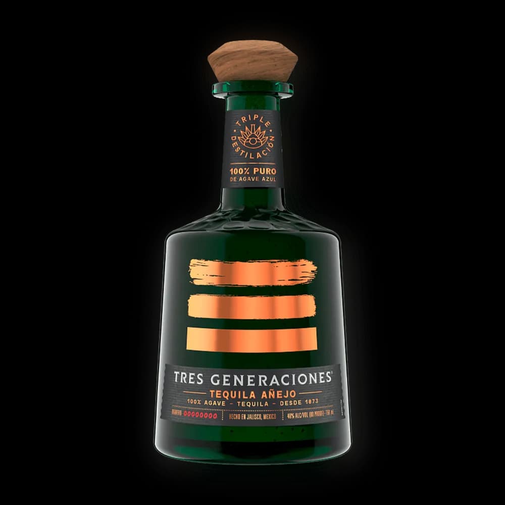 Tres Generaciones Añejo : Vieillie pendant douze mois en fûts de chêne blanc américain, révèle une robe ambrée élégante et une belle complexité aromatique où se mêlent caramel, cassonade, vanille, agave cuit et bois toasté. Sa triple distillation lui apporte une douceur remarquable et une finale longue, chaleureuse et raffinée.