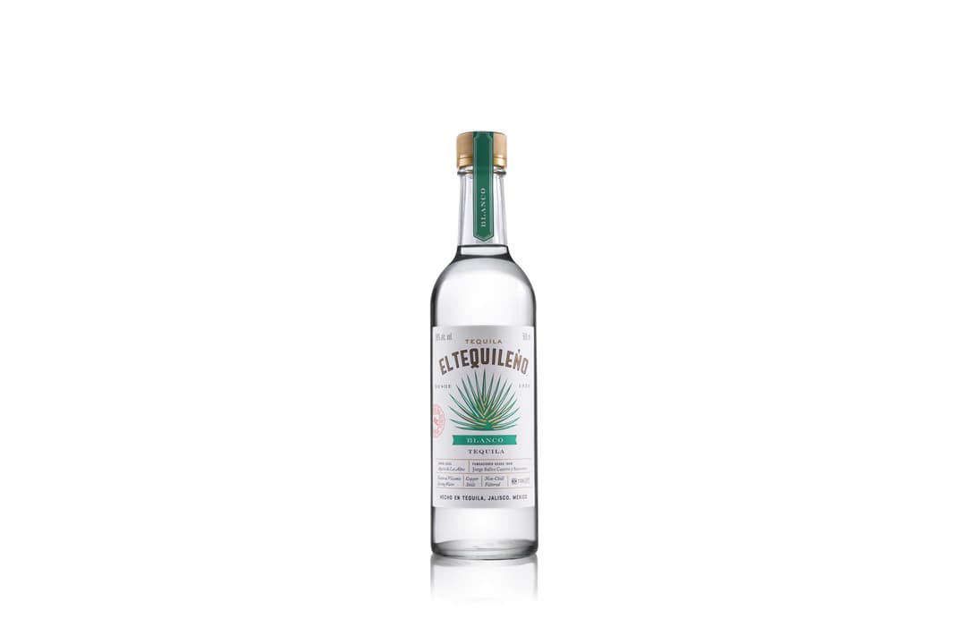 El Tequileño Blanco : Adoucie pendant 14 jours en fûts de chêne américain, révèle toute la richesse de l’agave cuit à travers une bouche souple et expressive, complétée par des notes herbacées, une touche d’anis et une pointe de poivre noir. Une référence incontournable pour la Margarita, la Batanga et les cocktails à base de tequila.