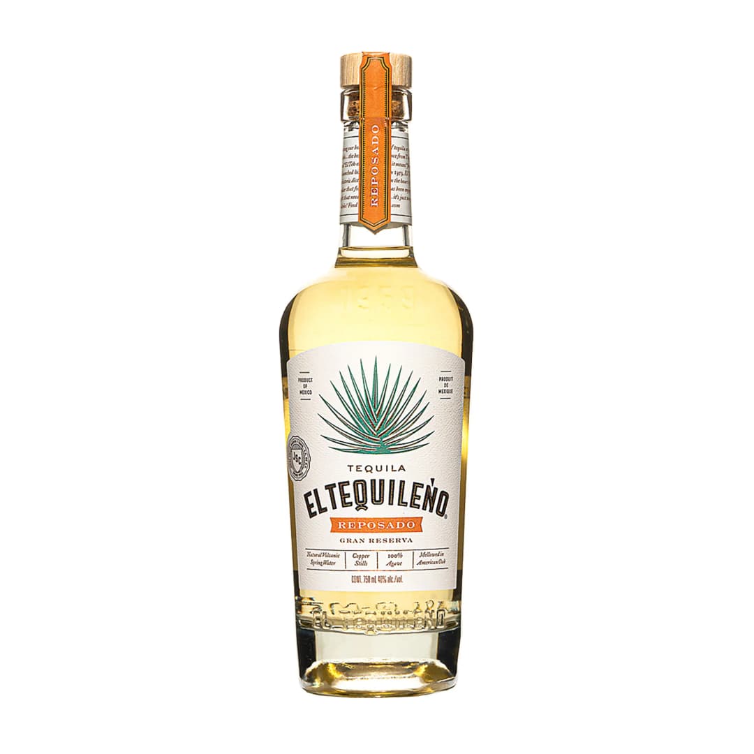 El Tequileño Reposado : Vieillie en fûts de chêne américain pendant environ trois mois, développe un profil rond et authentique où les notes d’agave cuit s’associent à des touches de vanille et de chêne léger. Polyvalente et équilibrée, elle se savoure aussi bien pure qu’en Margarita ou en Paloma.