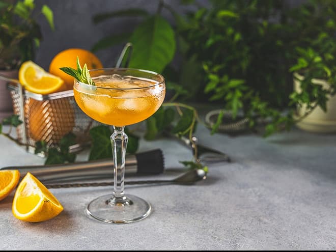 Le Guide Ultime des Liqueurs d’Orange : Types, Marques et Cocktails Incontournables