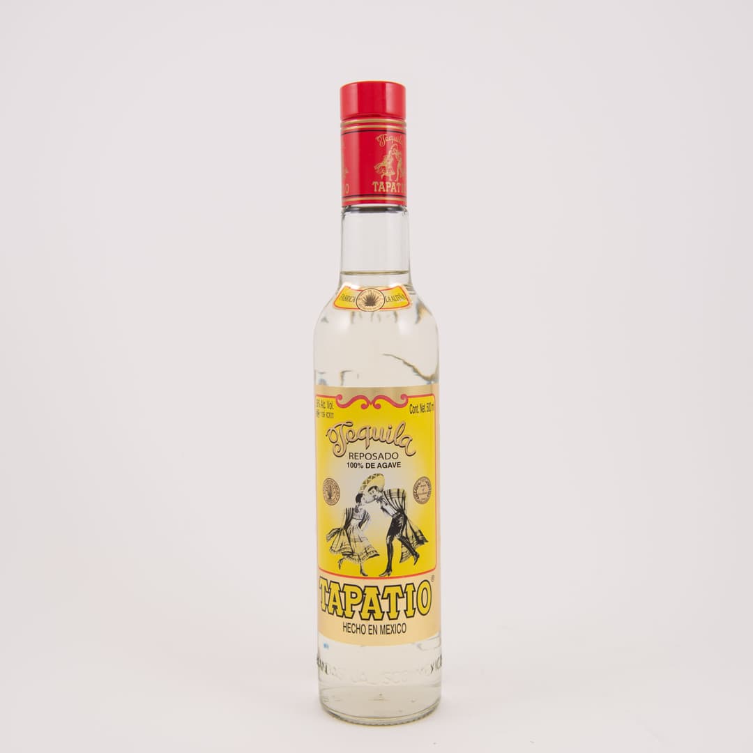 Tapatio Reposado — Tequila artisanale élaborée à partir de 100 % d’agave Blue Weber des Highlands de Jalisco et vieillie 4 à 6 mois en fûts de chêne, offrant un profil équilibré aux notes de vanille, d’agrumes, d’épices douces et de bois délicatement intégré